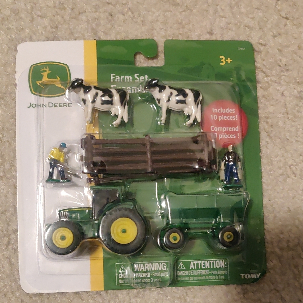 New!10 Piece Farm Set John Deere Cows People Tractor Ertl - Sealed 1:64